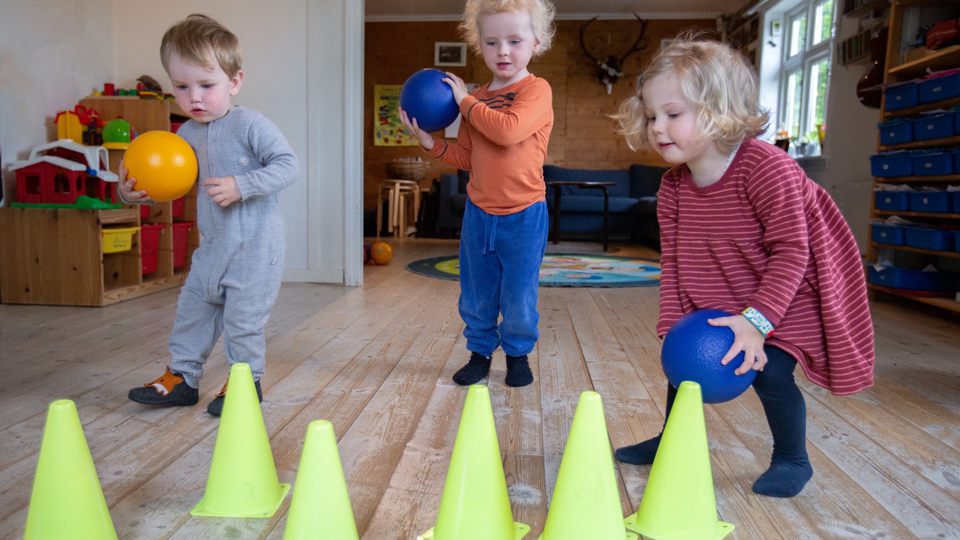 Throw Balls At Cones Aktiv I Barnehagen